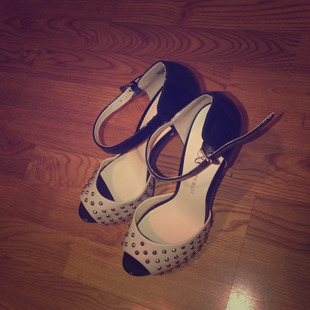 Rock & Republic Studded Tan Oxford Pumps